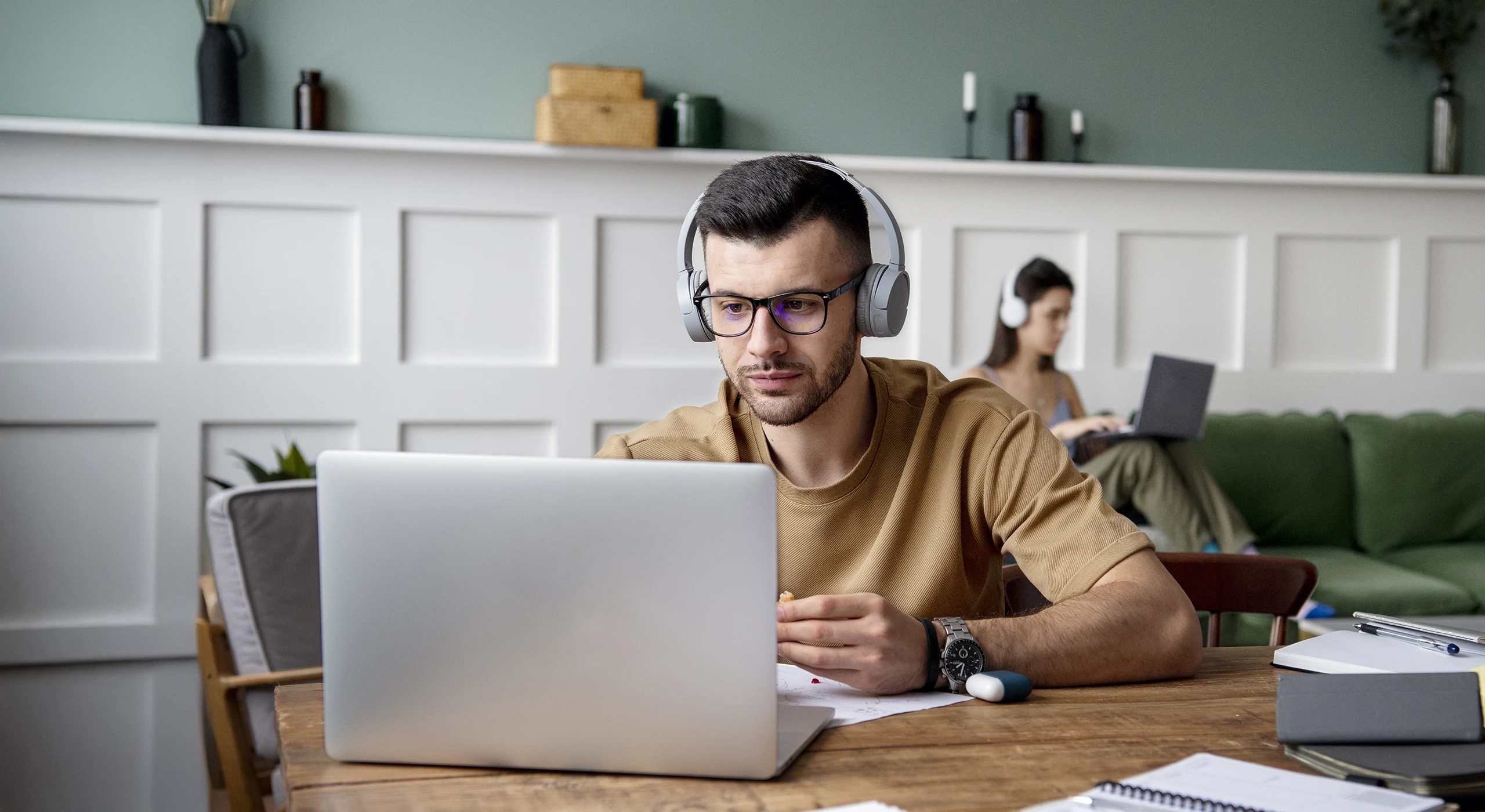 Alumno con auriculares cursando un posgrado online en la academia de oposiciones SKR.