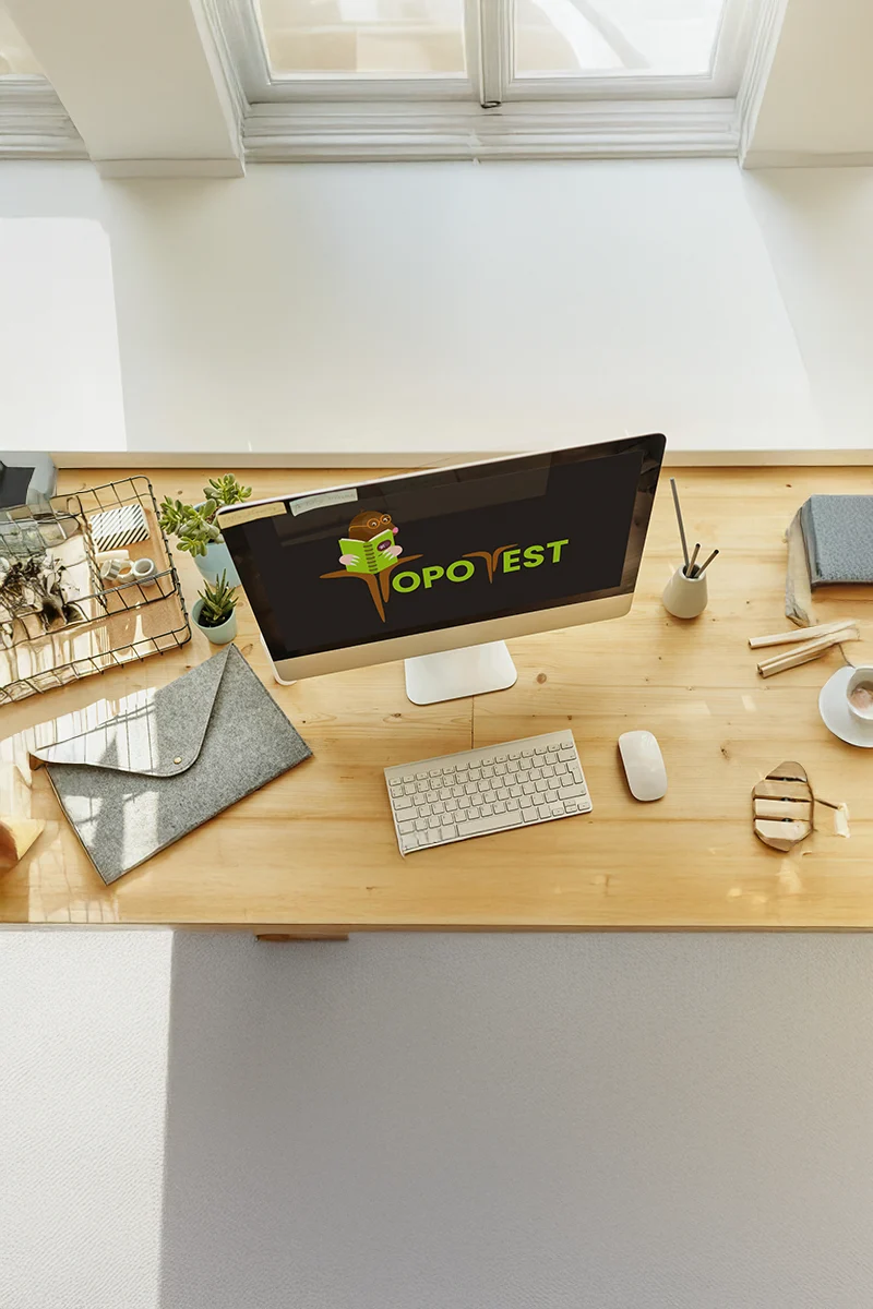 Pantalla de ordenador con la plataforma de tests Topotest de la academia de oposiciones SKR.