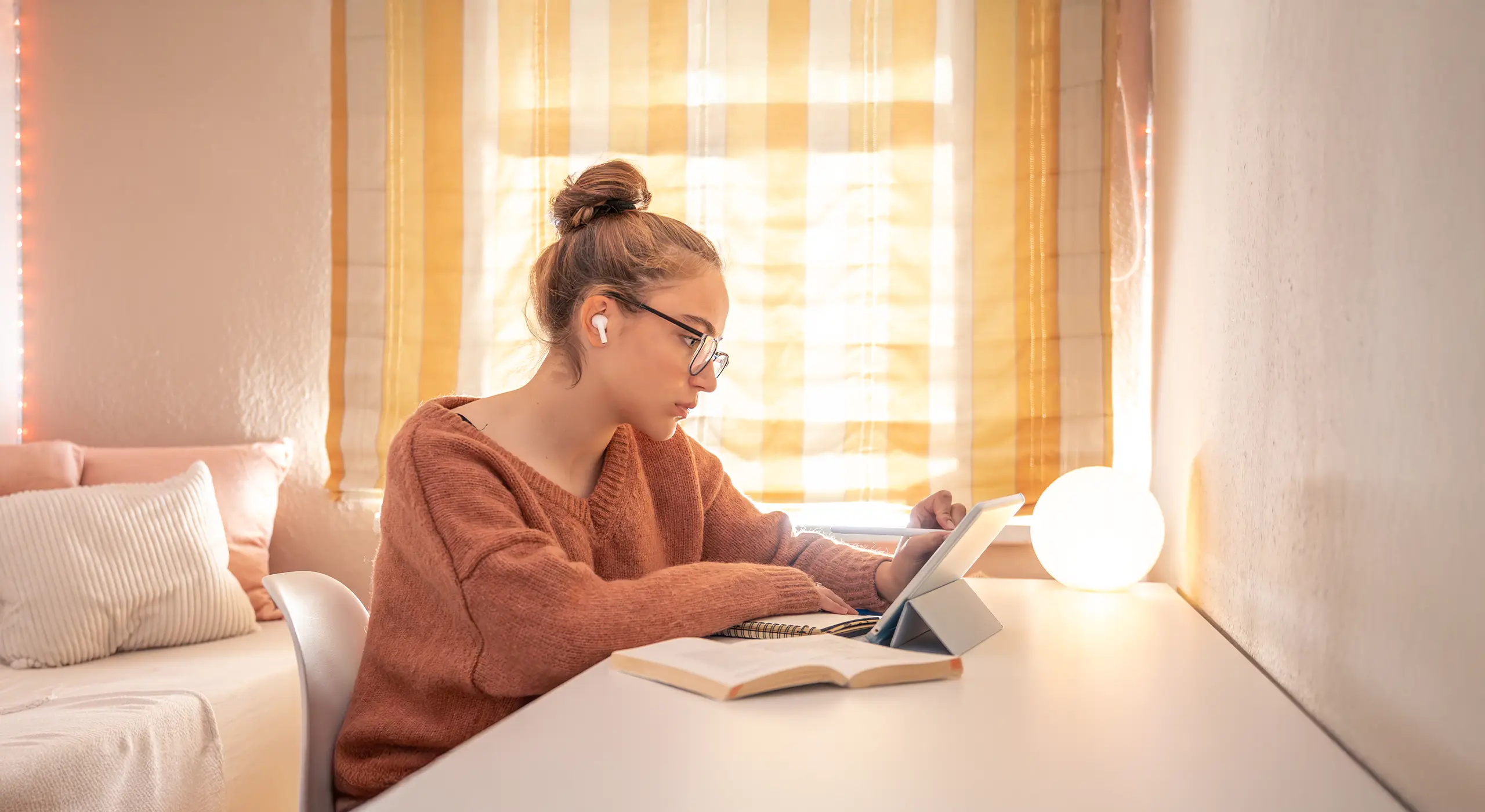 Alumna de la academia de oposiciones SKR estudiando para su plaza.