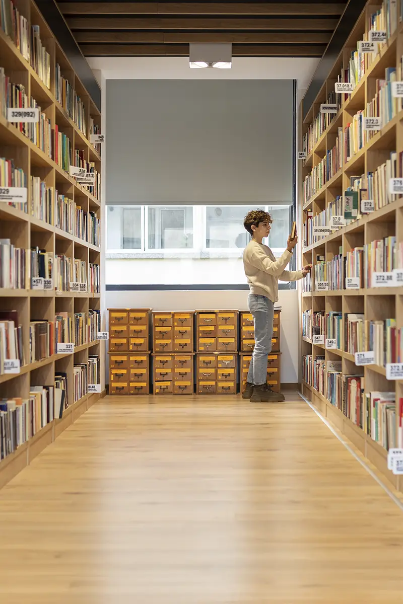 Estudiante en la biblioteca de la editorial de la academia de oposiciones SKR.