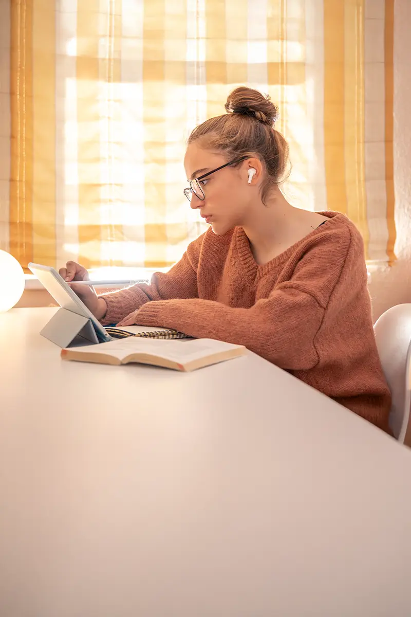 Alumna de la academia de oposiciones SKR estudiando para su plaza.